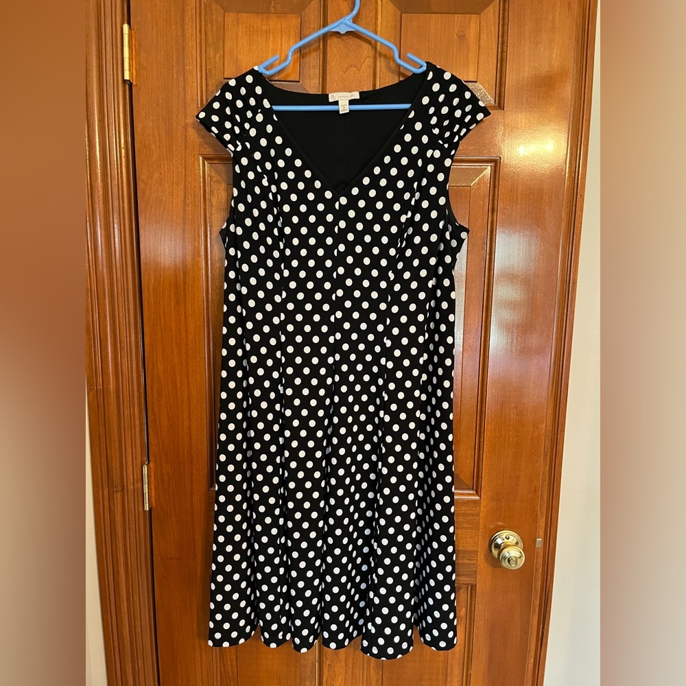 Black and white polkadotted sleeveless V-neck fit and flare midi dress